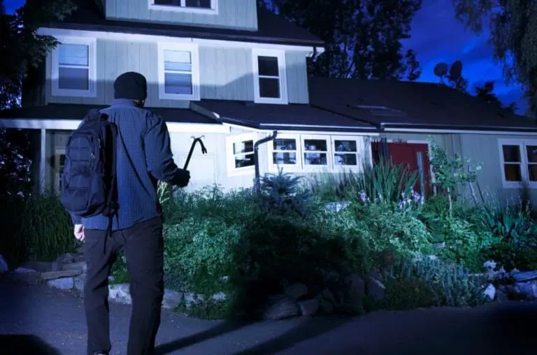 13 sinais que fazem ladrões escolherem sua casa. Como evitar?
