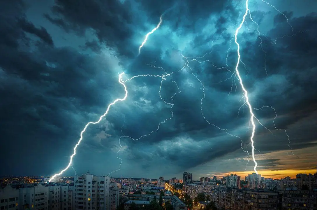 6 eletrônicos que você deve tirar da tomada quando chove forte