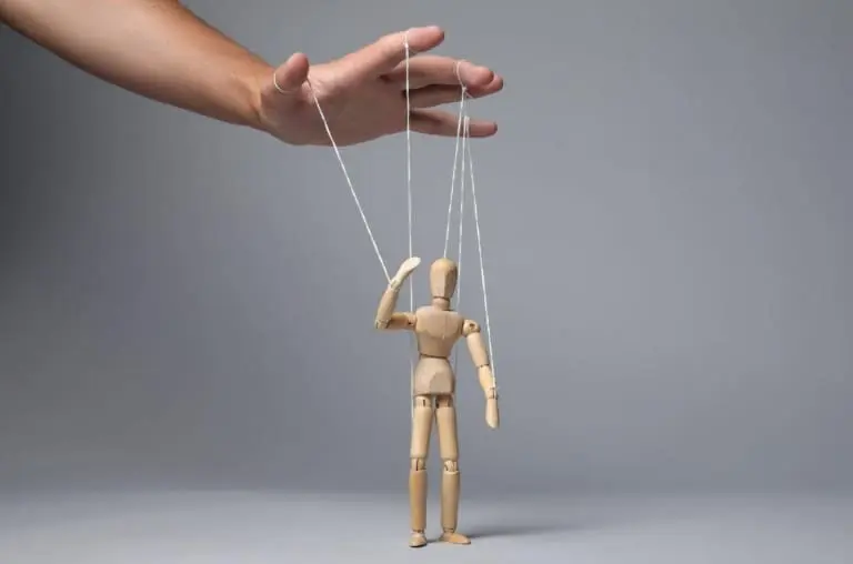 7 Truques psicológicos que manipulam você diariamente (e como escapar!)
