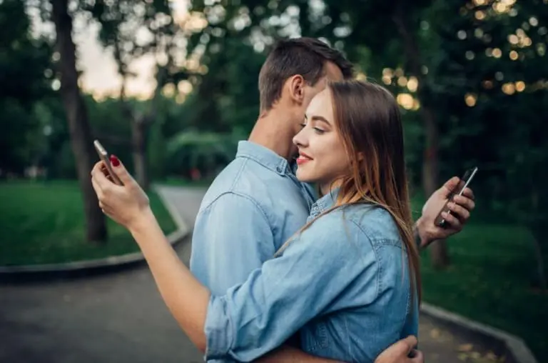 8 horas de celular por dia. Seu corpo sente!