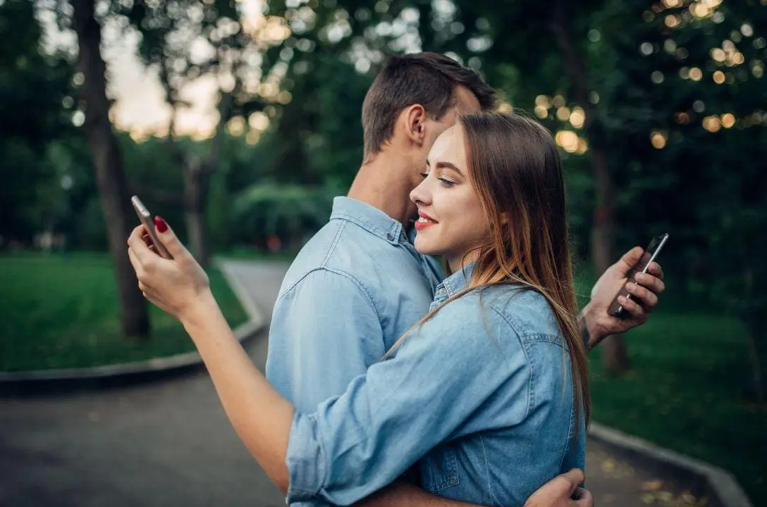 8 horas de celular por dia. Seu corpo sente!