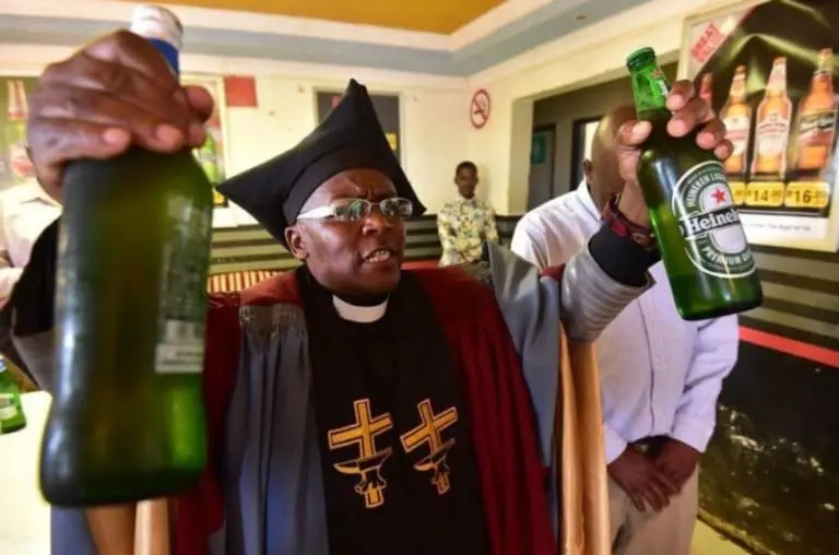 A igreja que conecta fiéis a Deus com ajuda do álcool