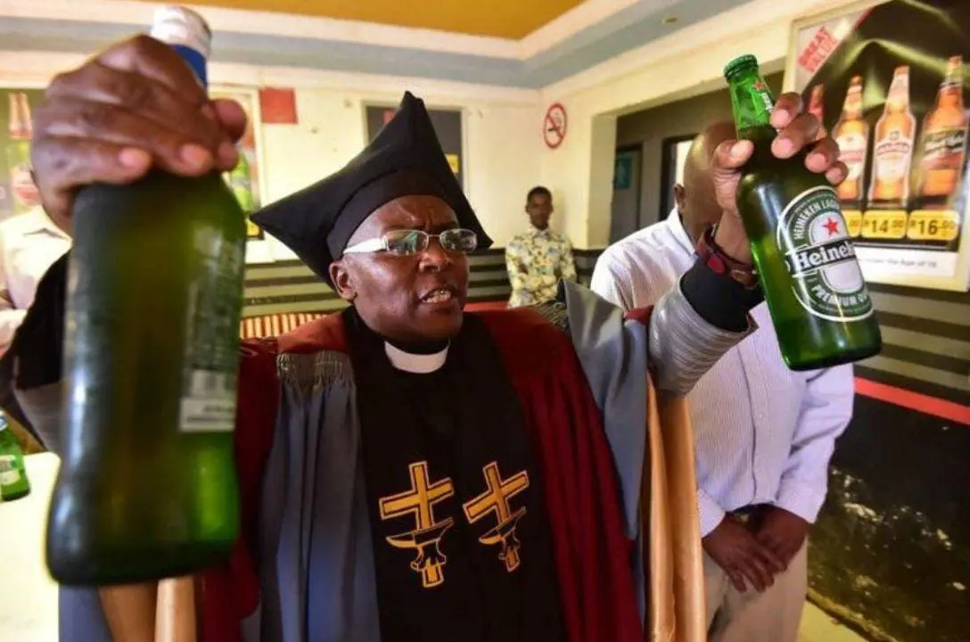 A igreja que conecta fiéis a Deus com ajuda do álcool
