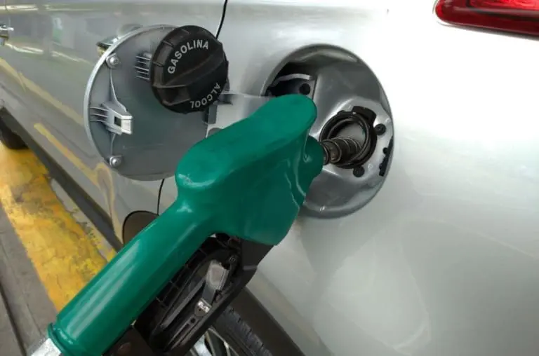 Abastecer com etanol estraga o motor? Entenda o risco