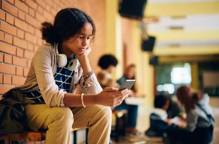 Adeus celular na aula? Nova lei promete mudanças!
