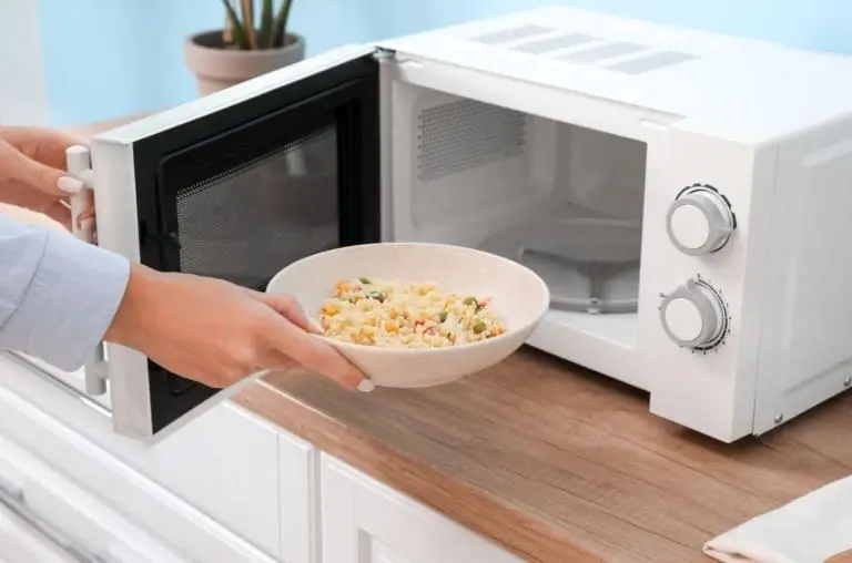 Afinal, requentar comida no micro-ondas faz mal mesmo?