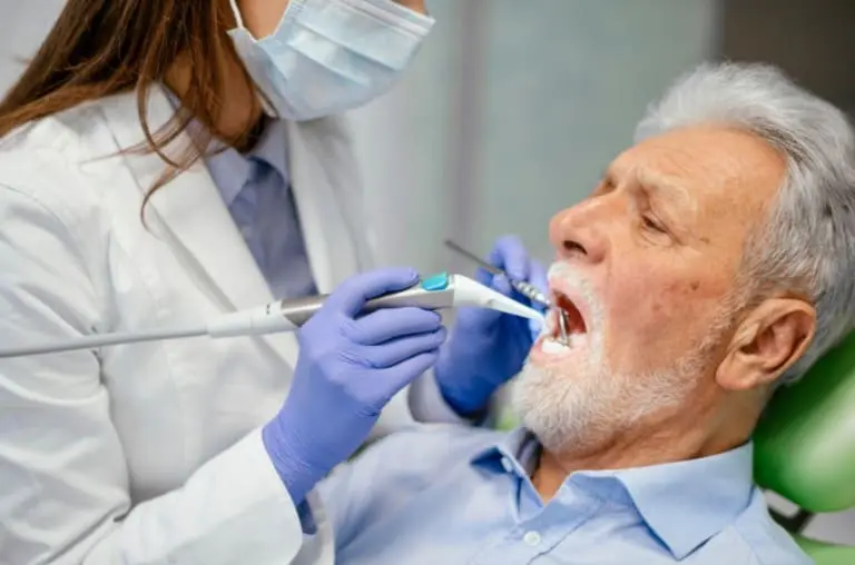 Alzheimer pode começar na boca? Entenda essa conexão