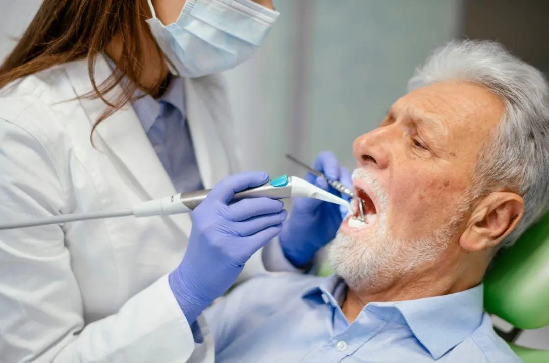 Alzheimer pode começar na boca? Entenda essa conexão
