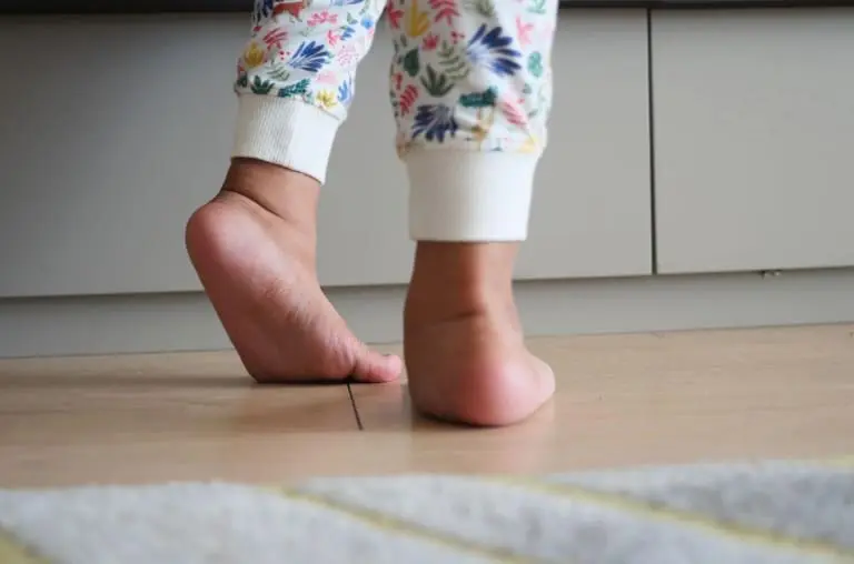 Andar descalço dá resfriado? E a friagem? A ciência responde!