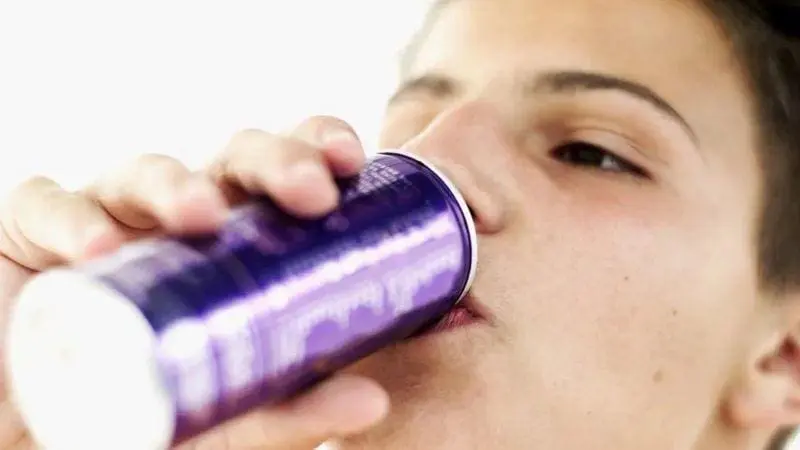 Ansiedade por Bebidas Energéticas e Riscos para Crianças: Estudo Propõe Proibição no Reino Unido
