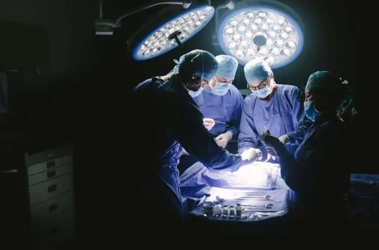 Após cirurgia no joelho jovem esqueceu sua própria língua