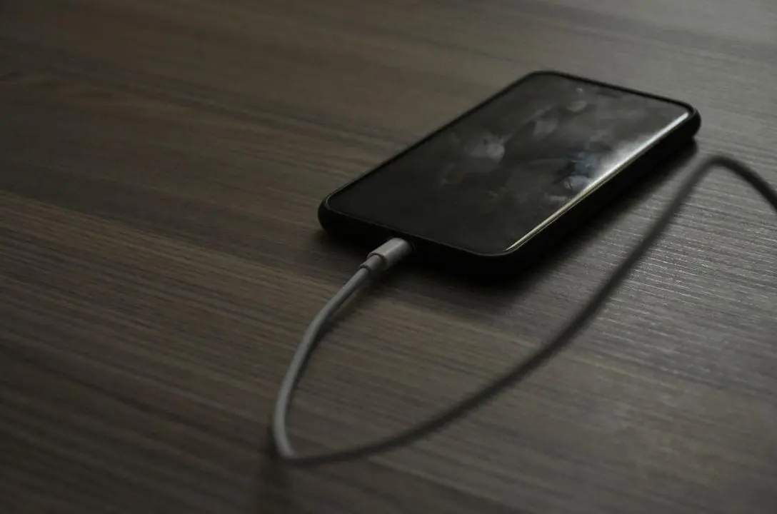 Apple alerta sobre o perigo de dormir próximo ao iPhone durante o carregamento