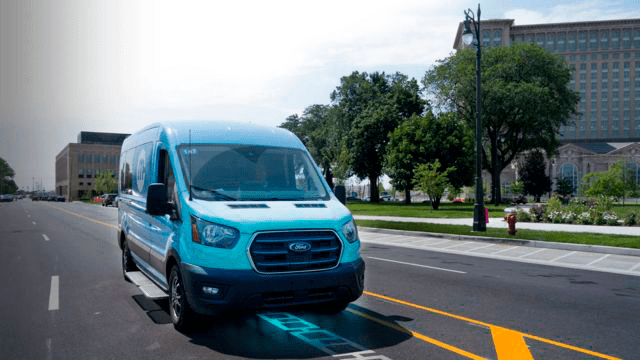 As ruas e estradas que carregam carros elétricos durante o movimento