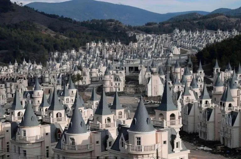 Assustadora cidade fantasma na Turquia abriga 587 castelos abandonados