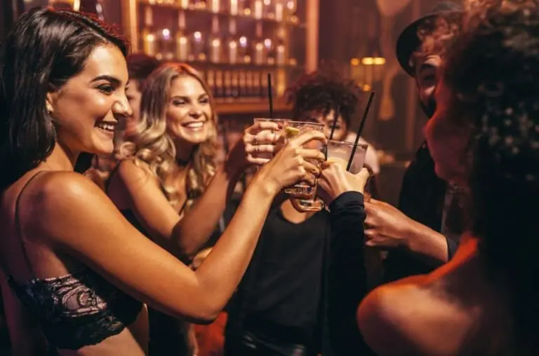 Bares estão barrando menores de 25 pois jovens são irritantes