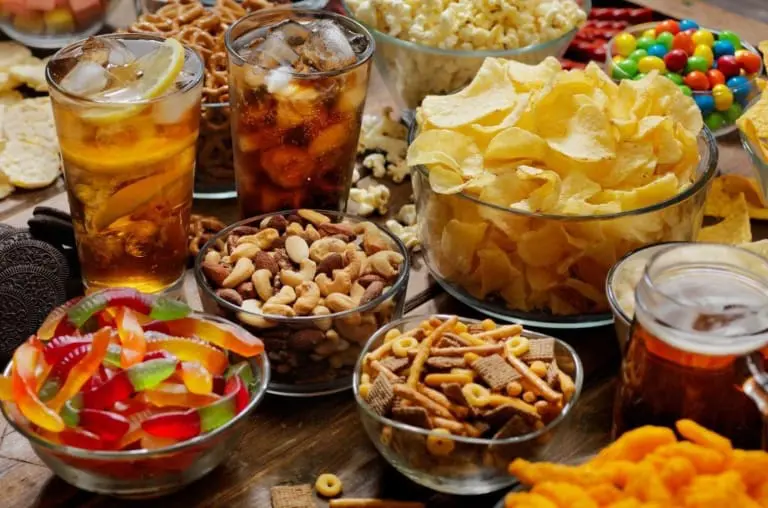 Batata frita e chocolate podem viciar tanto quanto coc4ína e c1garro, diz estudo