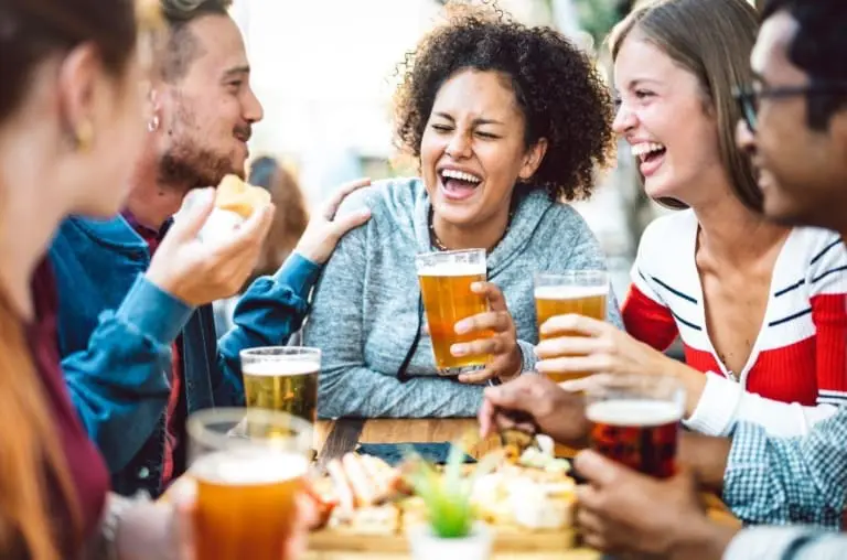 Beber álcool ajuda a falar outros idiomas? A ciência explica!