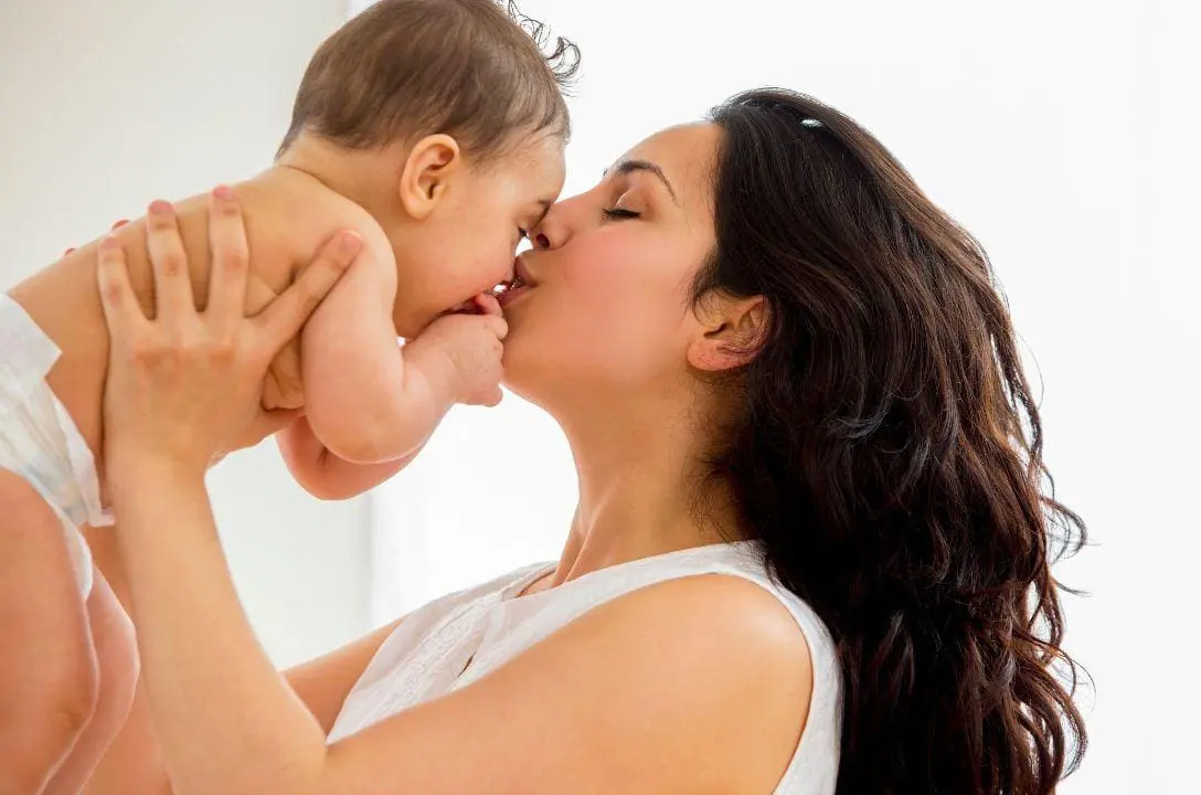 Beijar um bebê pode colocar a saúde dele em risco