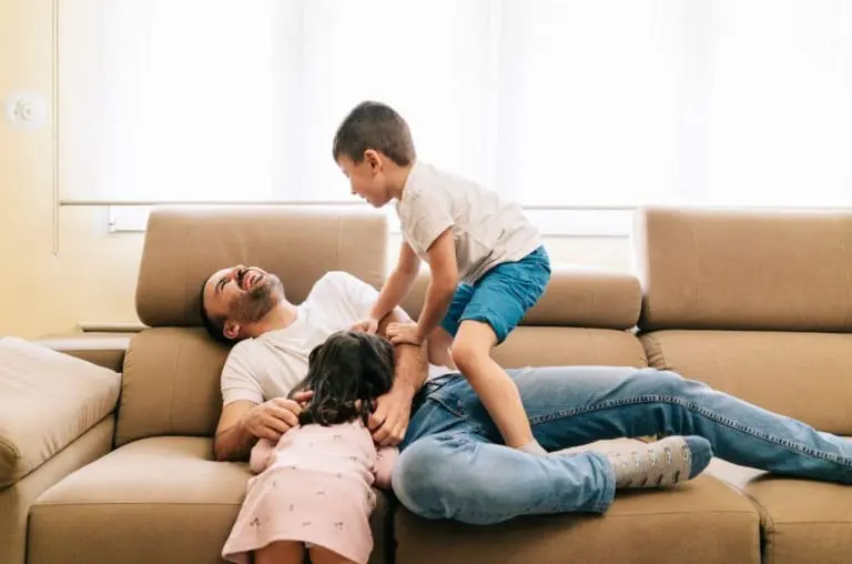 Brincar de lutinha com seus filhos faz bem pra saúde deles