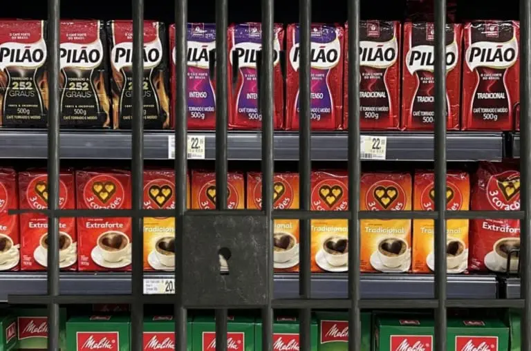 Café atrás das grades no mercado - o que está acontecendo?