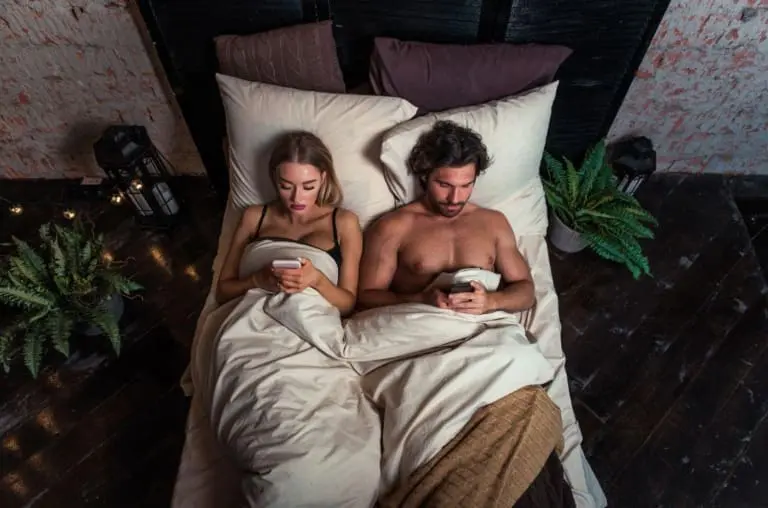 Casais fazem menos sexo por causa de celular e redes sociais