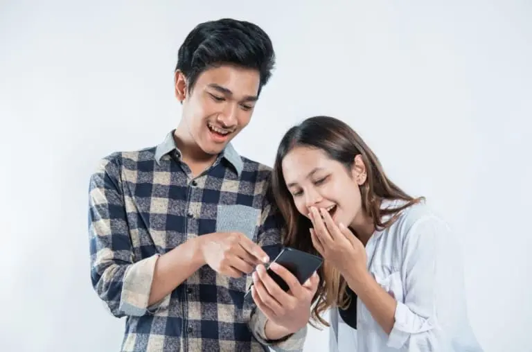 Casais que trocam memes são mais felizes, diz estudo