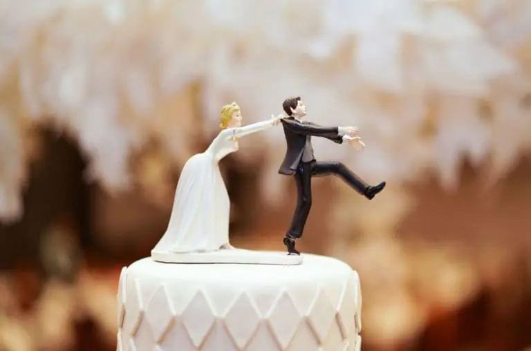 Casar ou ficar solteiro: o que pesa mais no bolso?