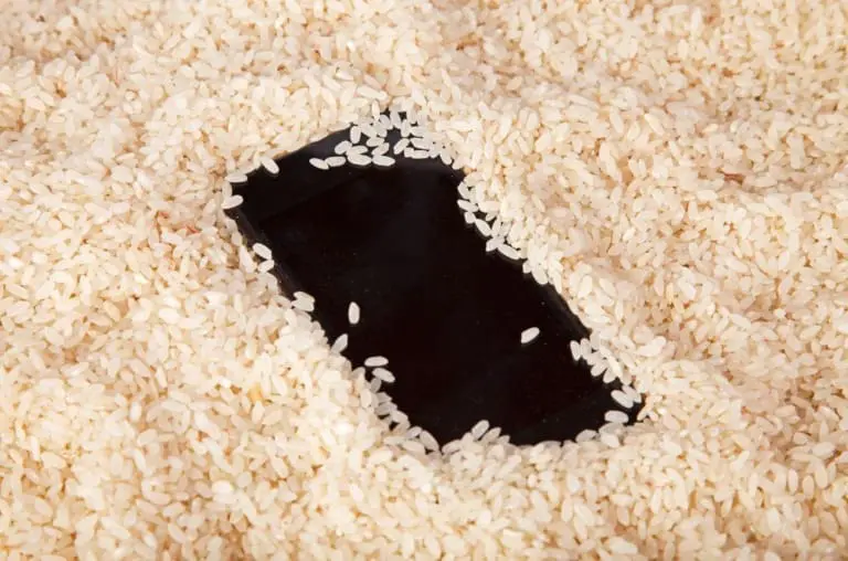 Celular molhou.. Colocar no arroz é a solução? O que fazer?
