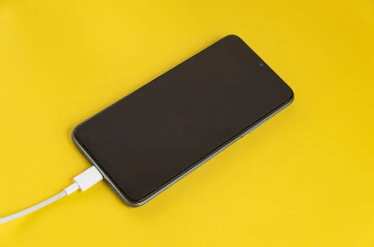 Celular no modo avião carrega mais rápido? Funciona mesmo?