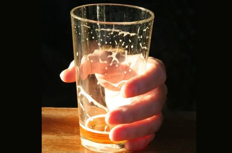 Cenosilicafobia é o medo curioso de um copo de cerveja vazio