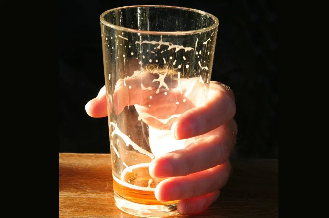 Cenosilicafobia é o medo curioso de um copo de cerveja vazio