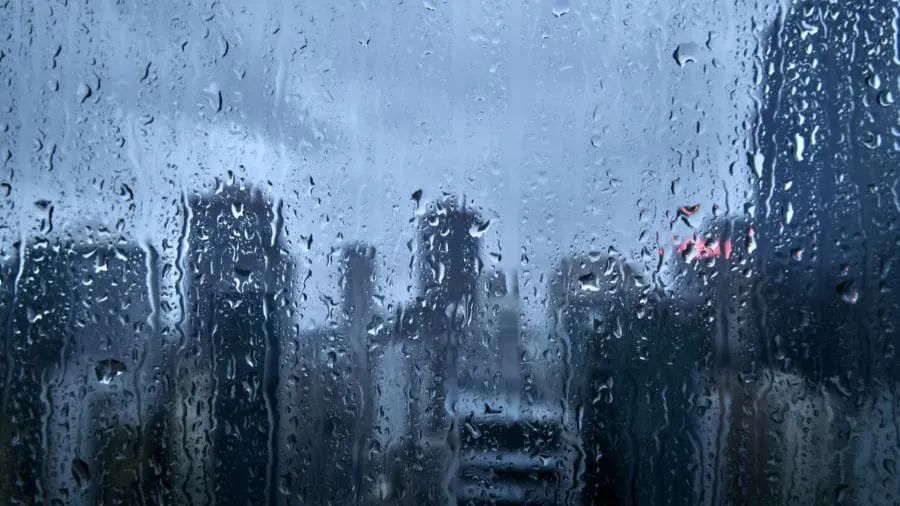 O contraste entre o ar frio da frente fria e o ar quente j&aacute; presente no pa&iacute;s intensifica as condi&ccedil;&otilde;es para chuvas fortes