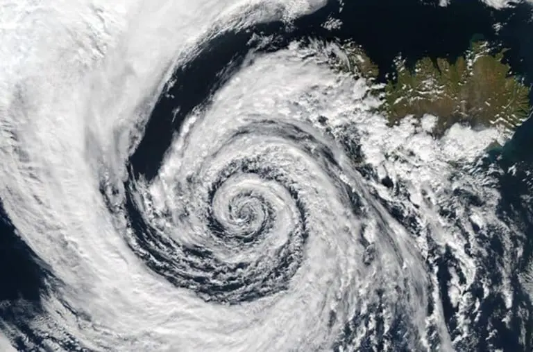 Ciclone extratropical coloca nove estados em alerta no Brasil