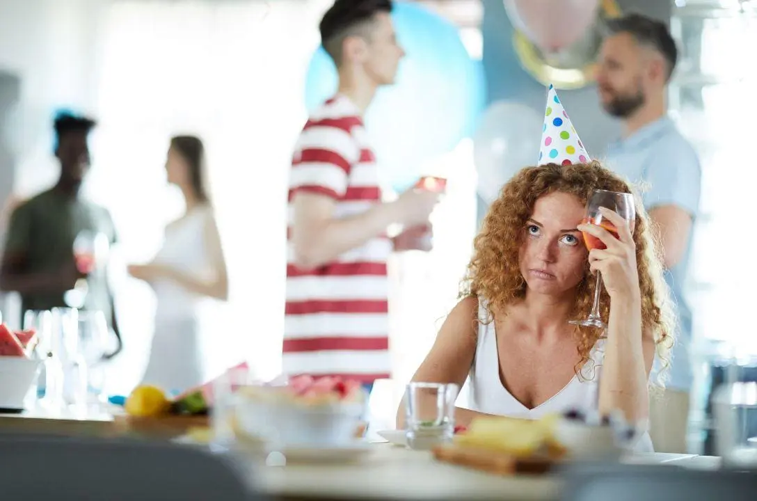 Ciência ensina como parecer mais agradável em eventos sociais