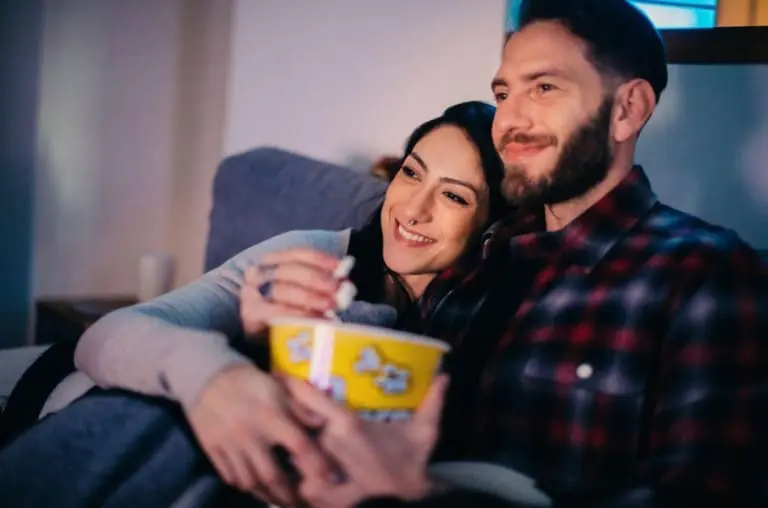 Coisas que mais unem os casais: músicas, séries e comidas