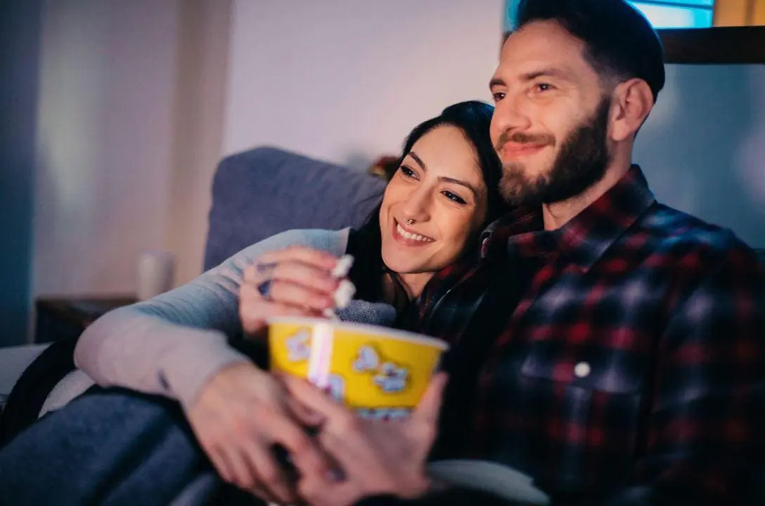 Coisas que mais unem os casais: músicas, séries e comidas