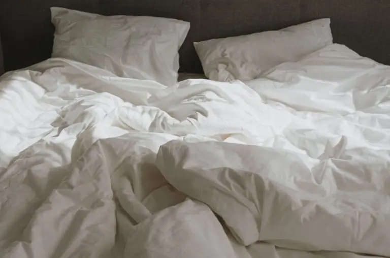 Com que frequência você deve lavar e trocar a roupa de cama?