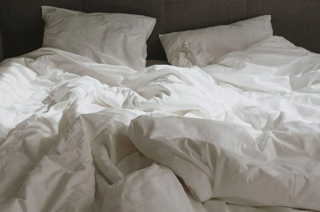 Com que frequência você deve lavar e trocar a roupa de cama?