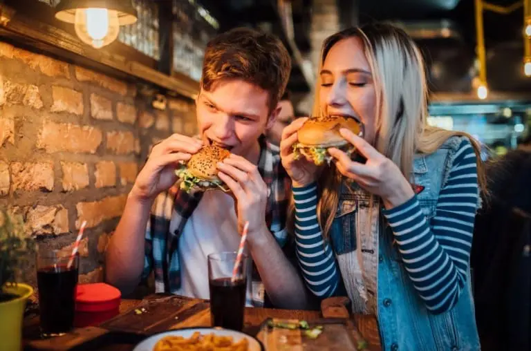 Comer besteiras juntos fortalece o amor? Descubra por quê!