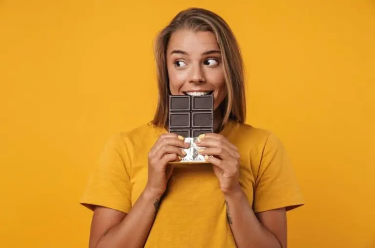 Comer chocolate dá espinha mesmo? Descubra agora!