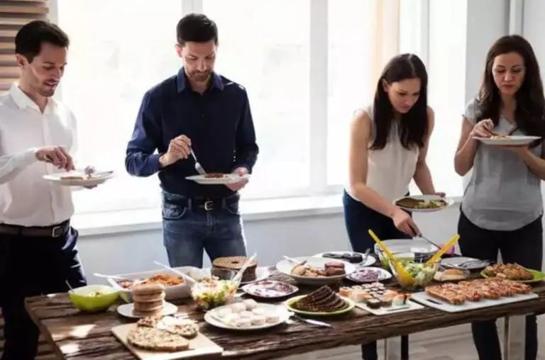 Comer em pé faz mal à saúde? Descubra a verdade sobre esse hábito comum
