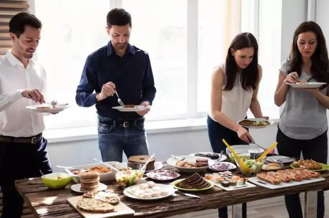 Comer em pé faz mal à saúde? Descubra a verdade sobre esse hábito comum