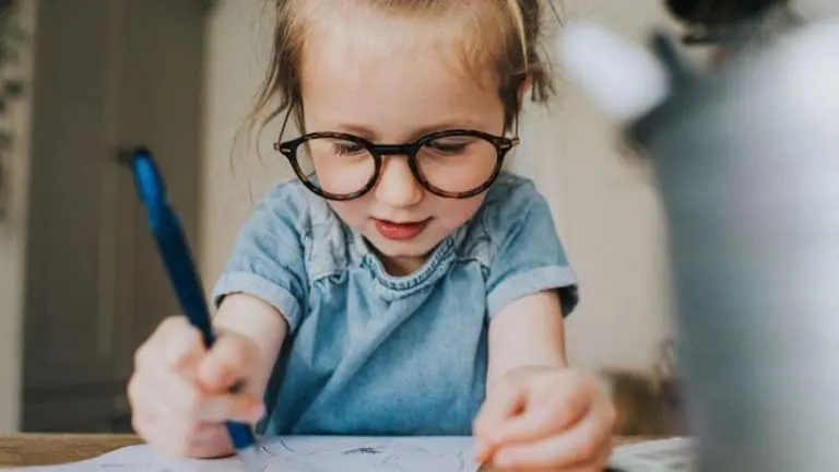 Como a Escrita à Mão Beneficia o Cérebro e Está de Volta às Escolas
