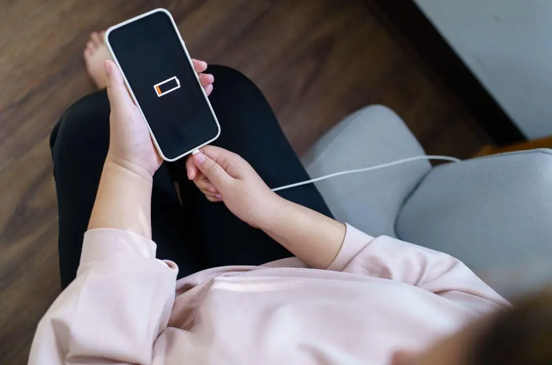 Como carregar o celular quando acaba a energia na sua casa