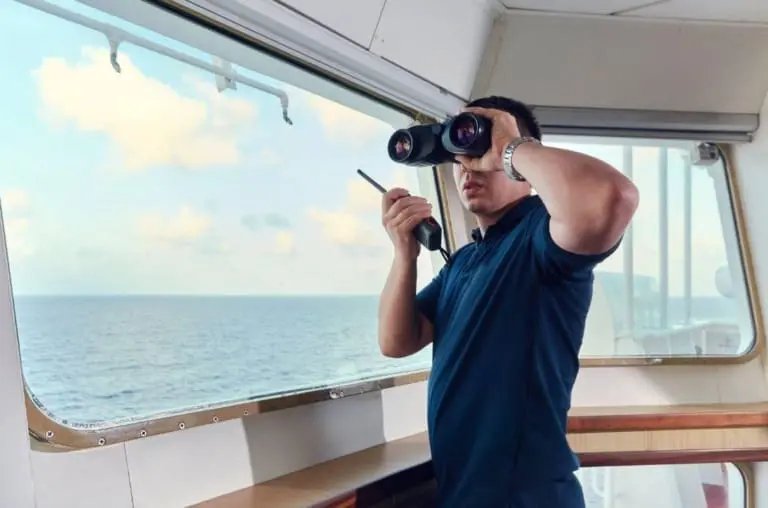 Como ser “manobrista” de navios e ganhar R$ 300 mil por mês