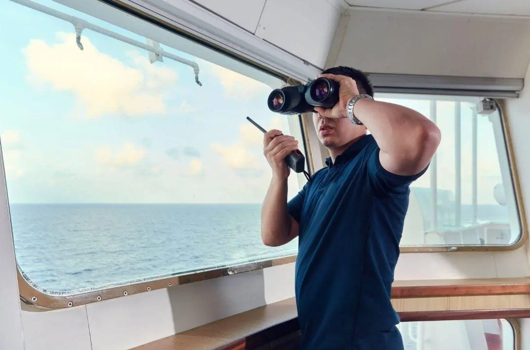Como ser “manobrista” de navios e ganhar R$ 300 mil por mês