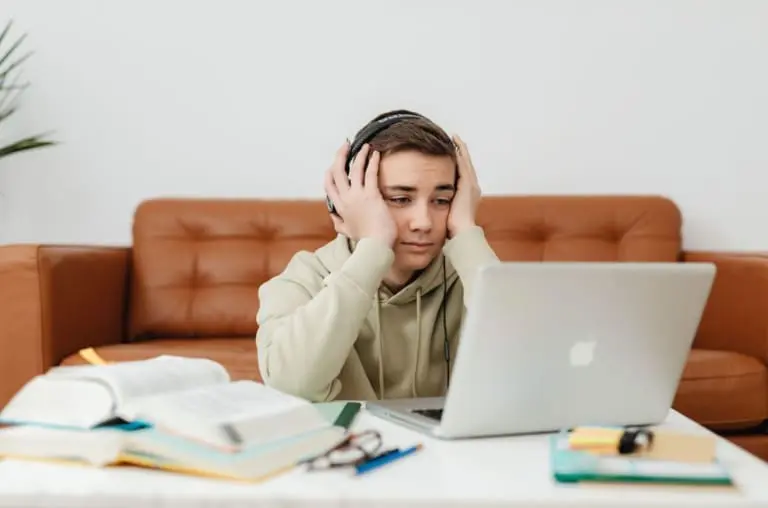 Como supervisionar o que meu filho vê na internet?