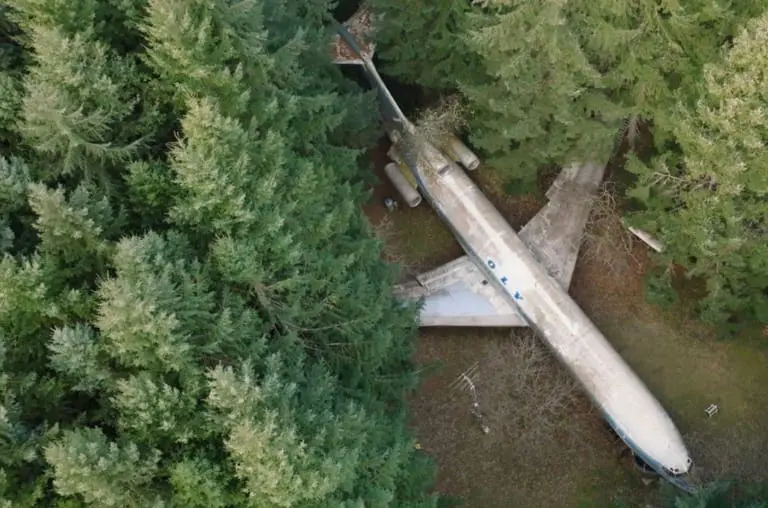 Conheça a história do homem que mora dentro de um avião