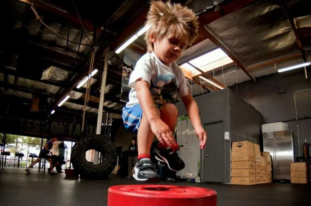 Crianças podem praticar CrossFit? Veja o que dizem os especialistas sobre o assunto