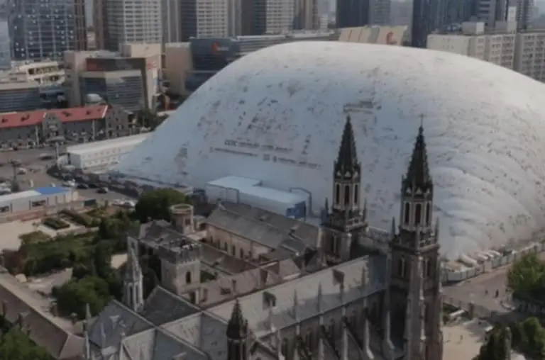 Cúpula inflável cobre obra inteira pra evitar barulho e poeira